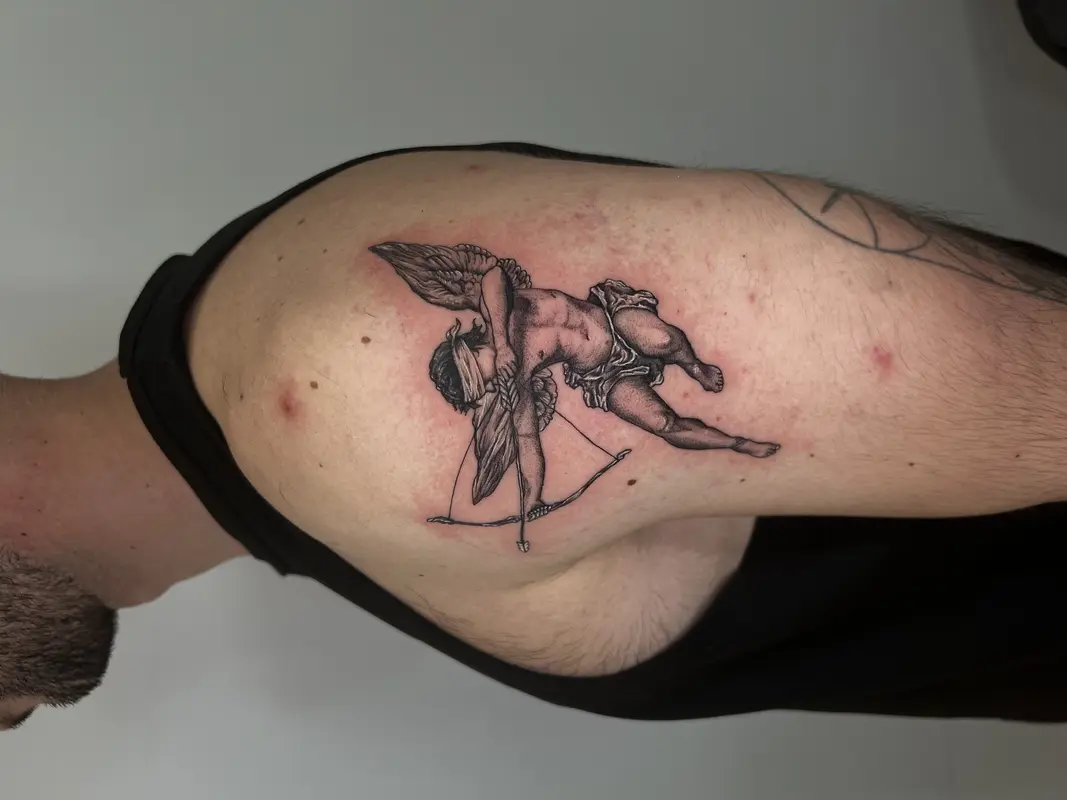 Escena de esgrima con dos figuras luchando con espadas, tinta negra.