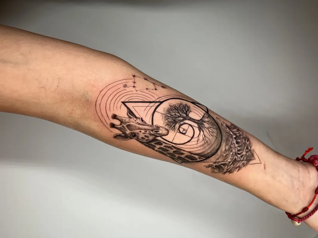 Cabeza de jirafa con formas geométricas y hojas, blackwork.