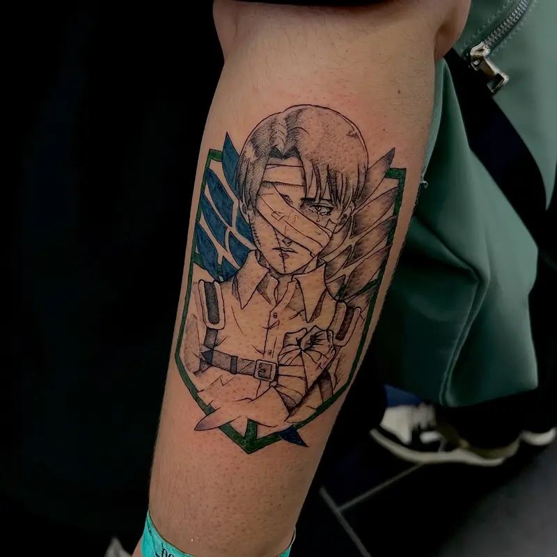 Retrato estilo anime con emblema y detalles sutiles, blackwork.