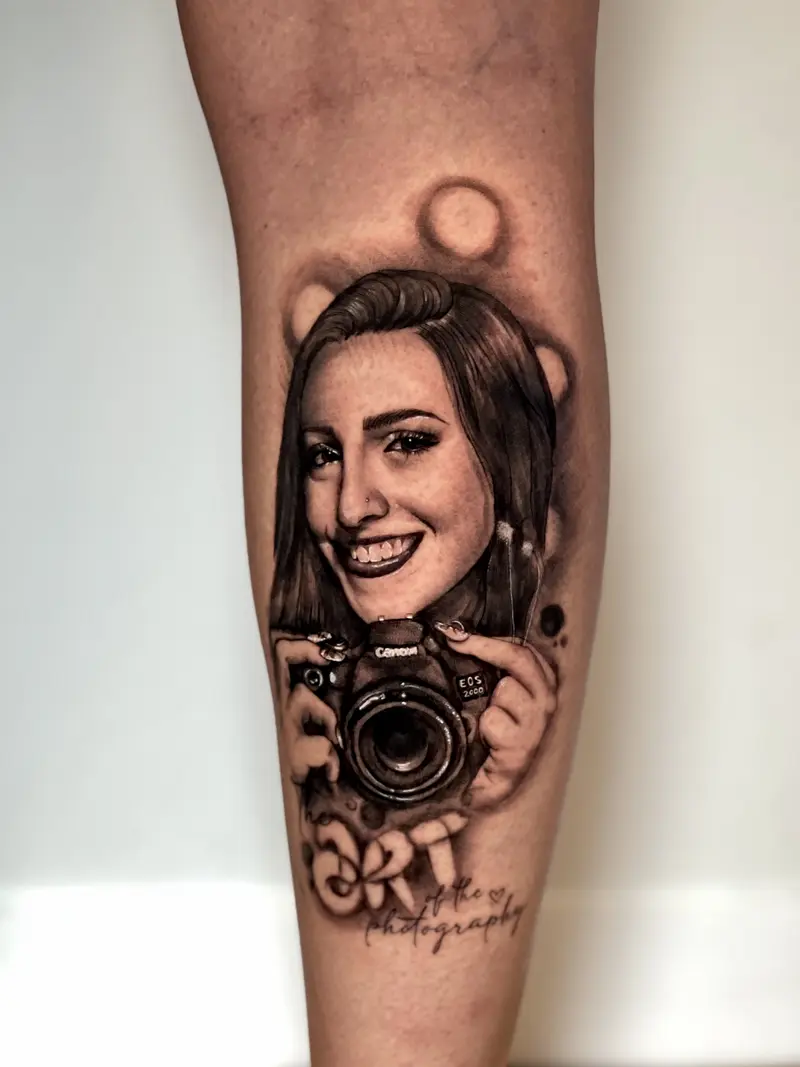 Retrato realista de persona sonriendo con una cámara en las manos.