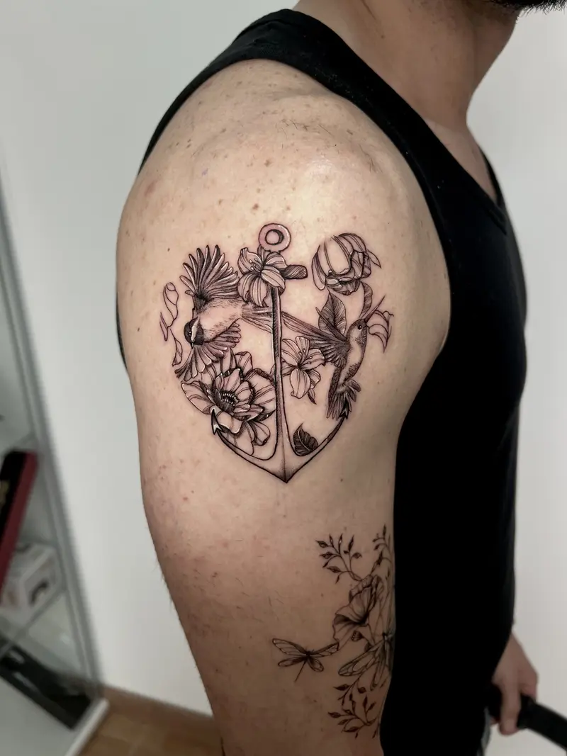 Ancla con flores dentro de un corazón, tinta negra.