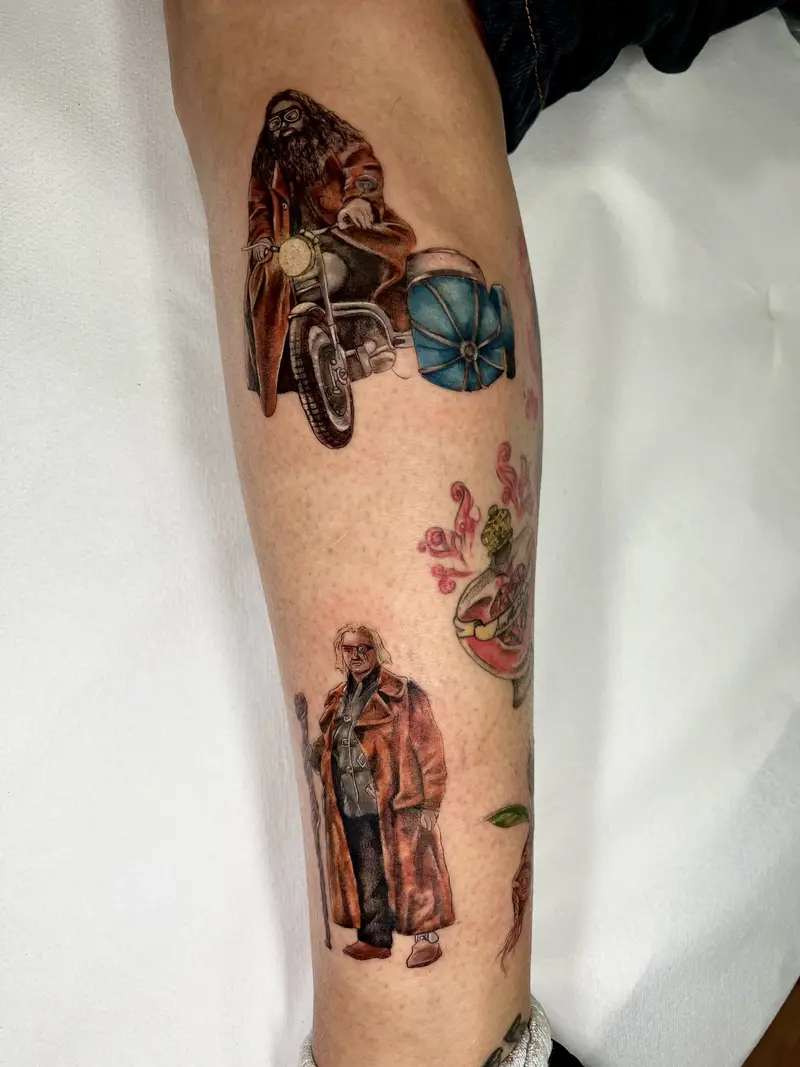 Microrealismo a color de personajes de fantasía en la pierna: moto con sidecar y retrato de hombre con abrigo.