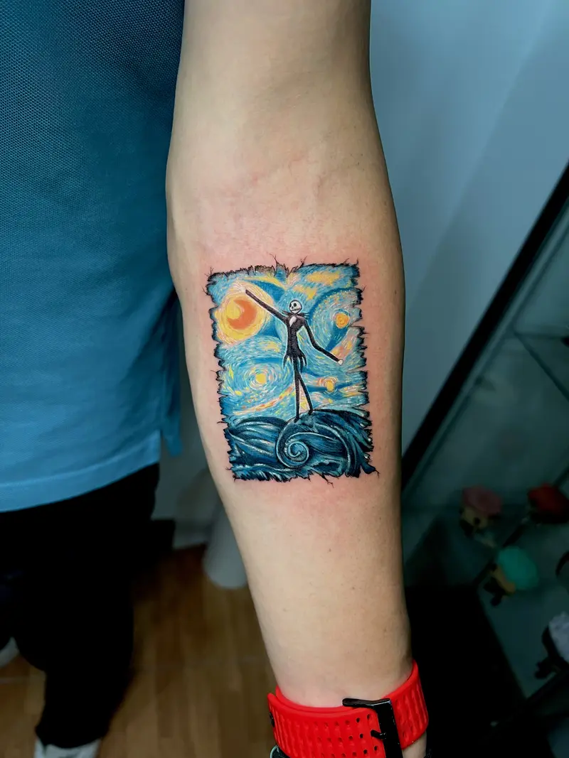 Escena tipo cuadro: personaje esquelético sobre colina con fondo inspirado en “Noche estrellada”, borde rasgado.