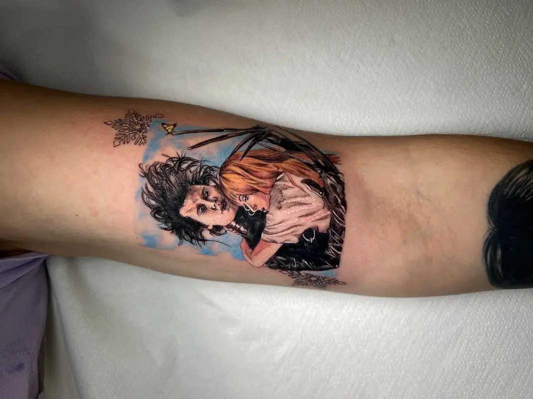 Microrealismo a color de escena romántica cinematográfica con pareja abrazándose y copos de nieve.