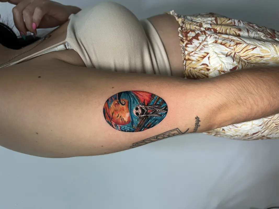 Composición ovalada a color con personaje esquelético y luna, atmósfera nocturna con tonos cálidos.