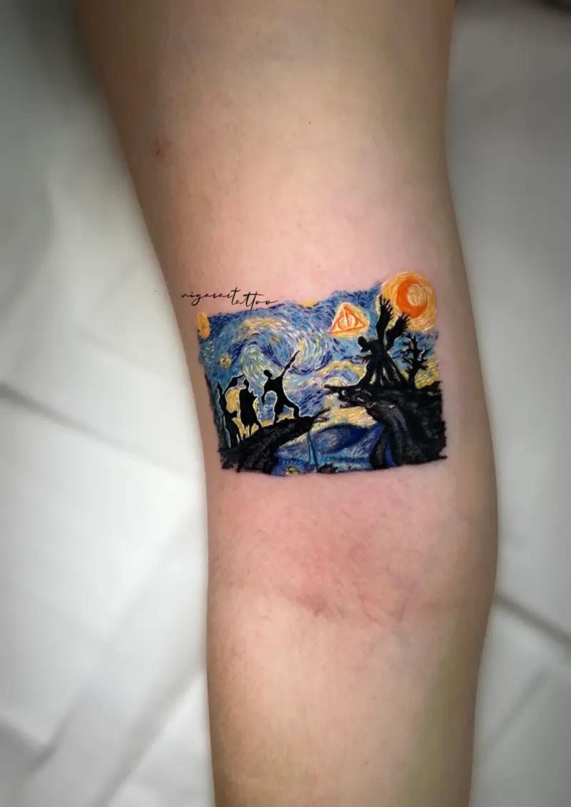 Escena inspirada en “Noche estrellada” con siluetas en una roca y símbolo triangular brillante.