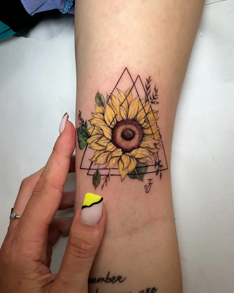 Tatuaje de girasol a color con líneas geométricas, estilo fine line.