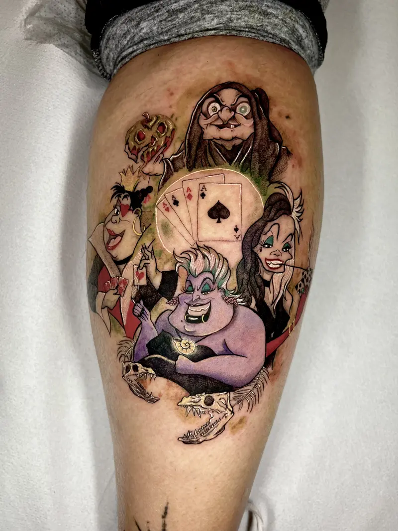 Tatuaje a color de villanas de cuentos con cartas, estilo ilustración.