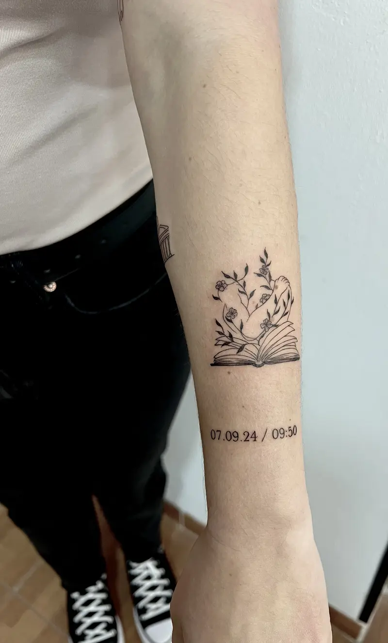 Libro abierto del que nacen flores y hojas, acompañado de una fecha y hora en formato numérico.