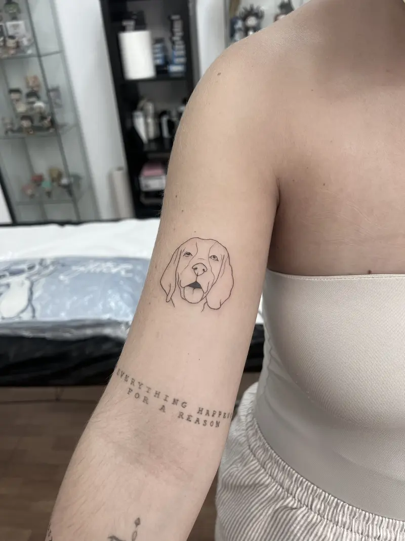 Retrato minimalista de perro en línea fina, acompañado de lettering en tipografía tipo máquina de escribir.