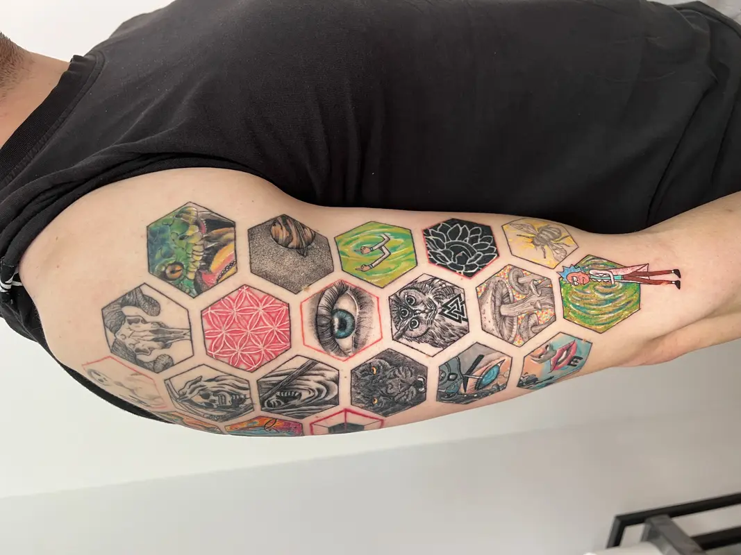 Tatuaje geométrico a color compuesto por hexágonos, cada uno con ilustraciones detalladas y simbólicas.